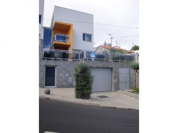 House – Funchal brought to you by Janela Digital – Casa Sapo