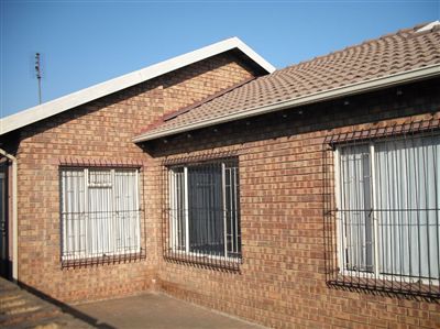 Witbank & Ext, Witbank Property for sale – 2 Bedroom(s) 1 Bathroom(s) – Townhouse by : Ingrid Mabena
