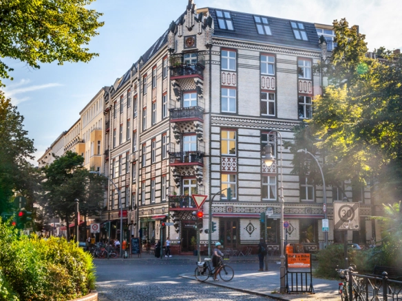 Beautiful penthouse in the most sought-after location of Berlin with 4 rooms and 2 terraces in 3 view directions